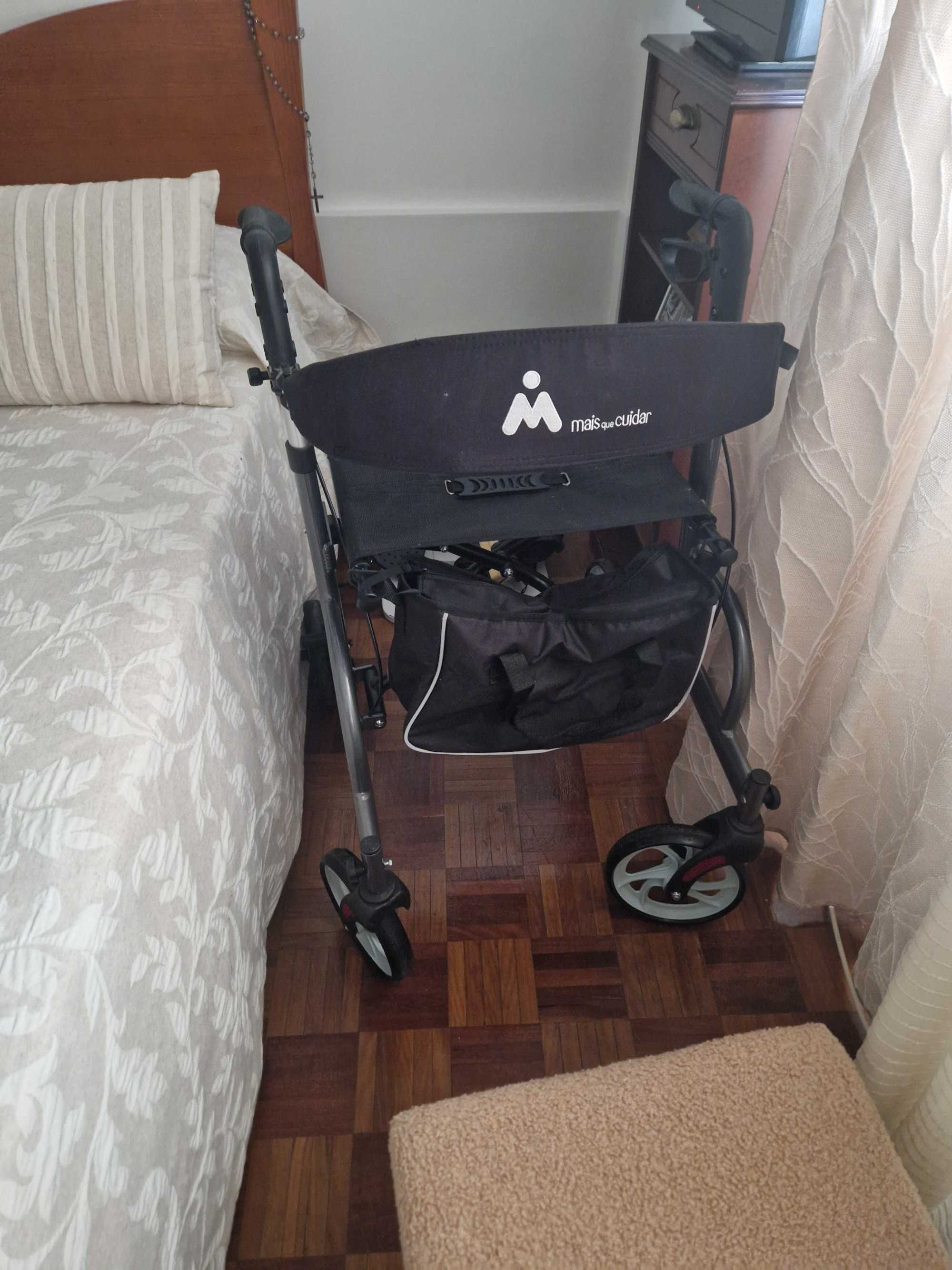 Andarilho com assento e mala