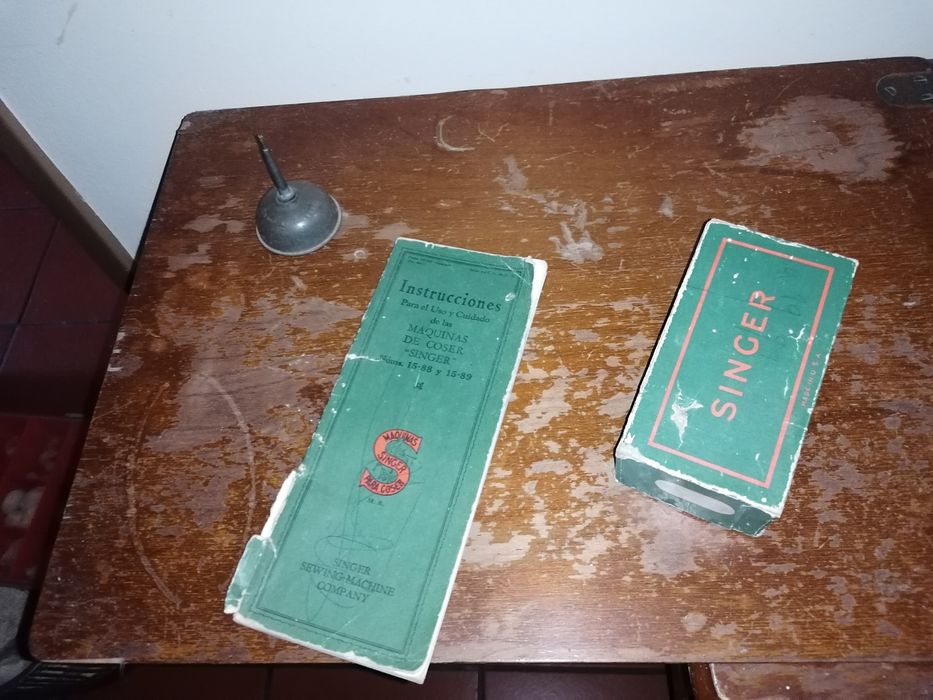 Máquina de costura Singer com manuais