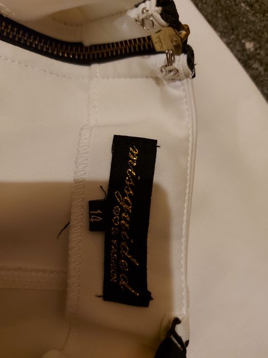Sukienka z baskinką Missguided