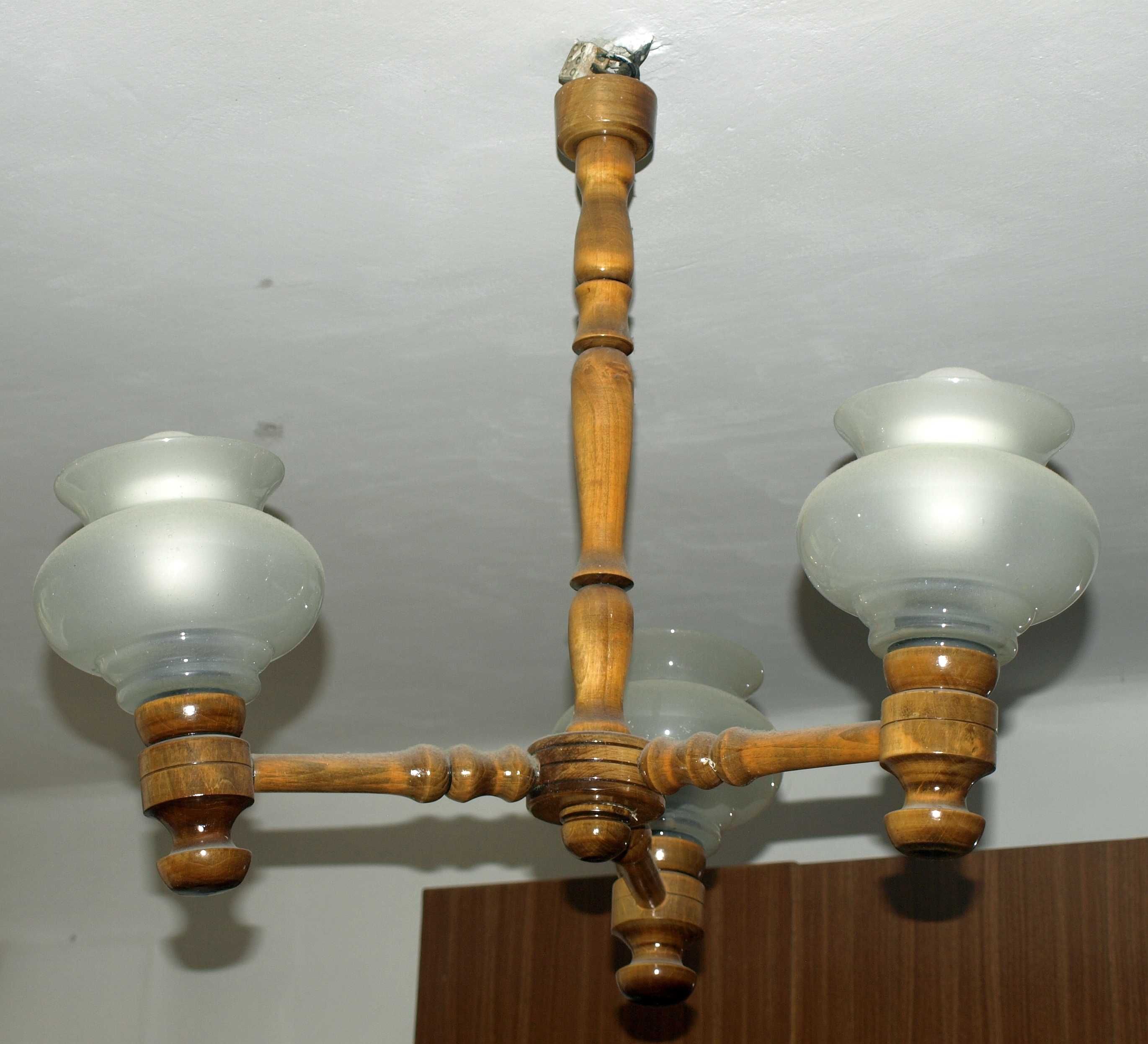 Stary 3-ramienny żyrandol drewniany retro PRL lampa wisząca z kloszami