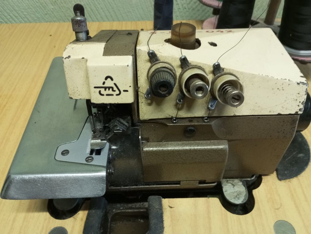 Overlock trzynitkowy