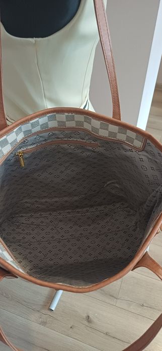 Torebka inspirowana stylem Louis Vuitton – model typu Neverfull.