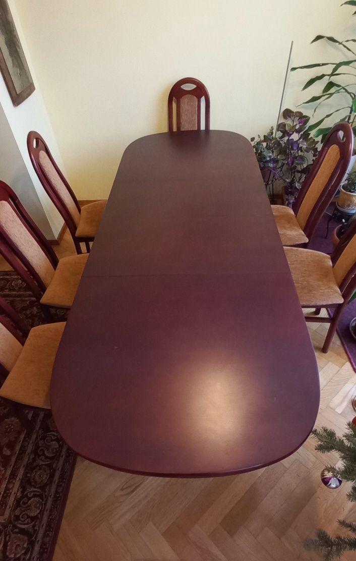 Stół do pokoju.  6 krzeseł wyściełanych