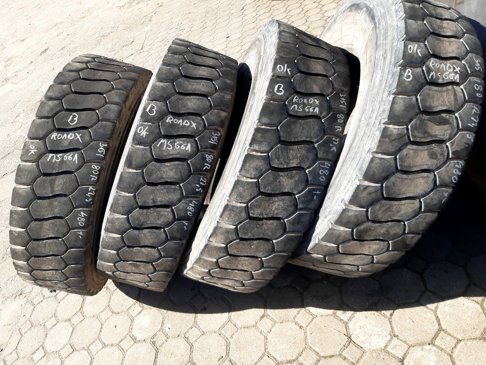 Konplet bez napraw 315/80R22.5 budowlane Roadx