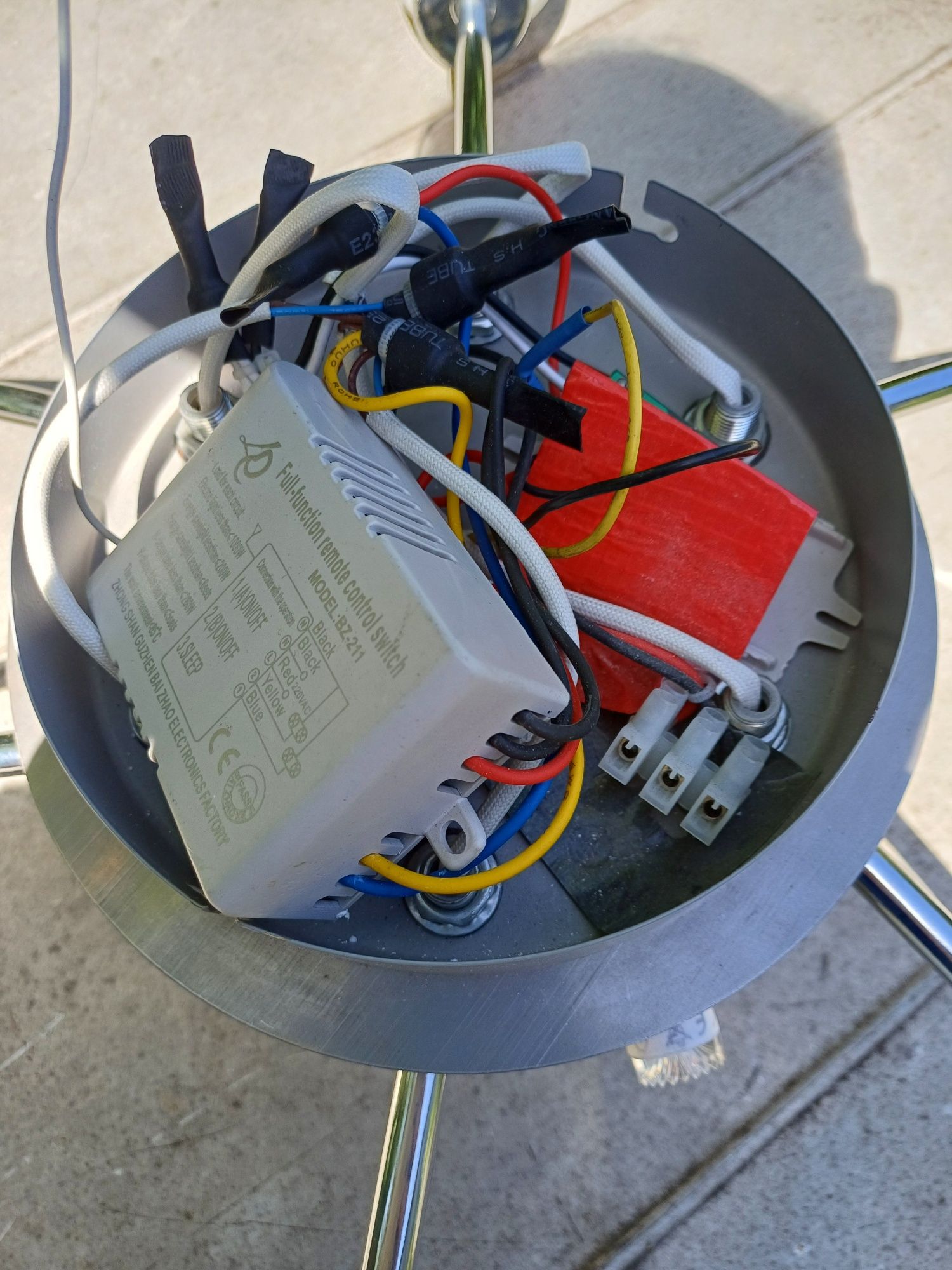 Lampa ALFA na żarowki E14 i panel LED.