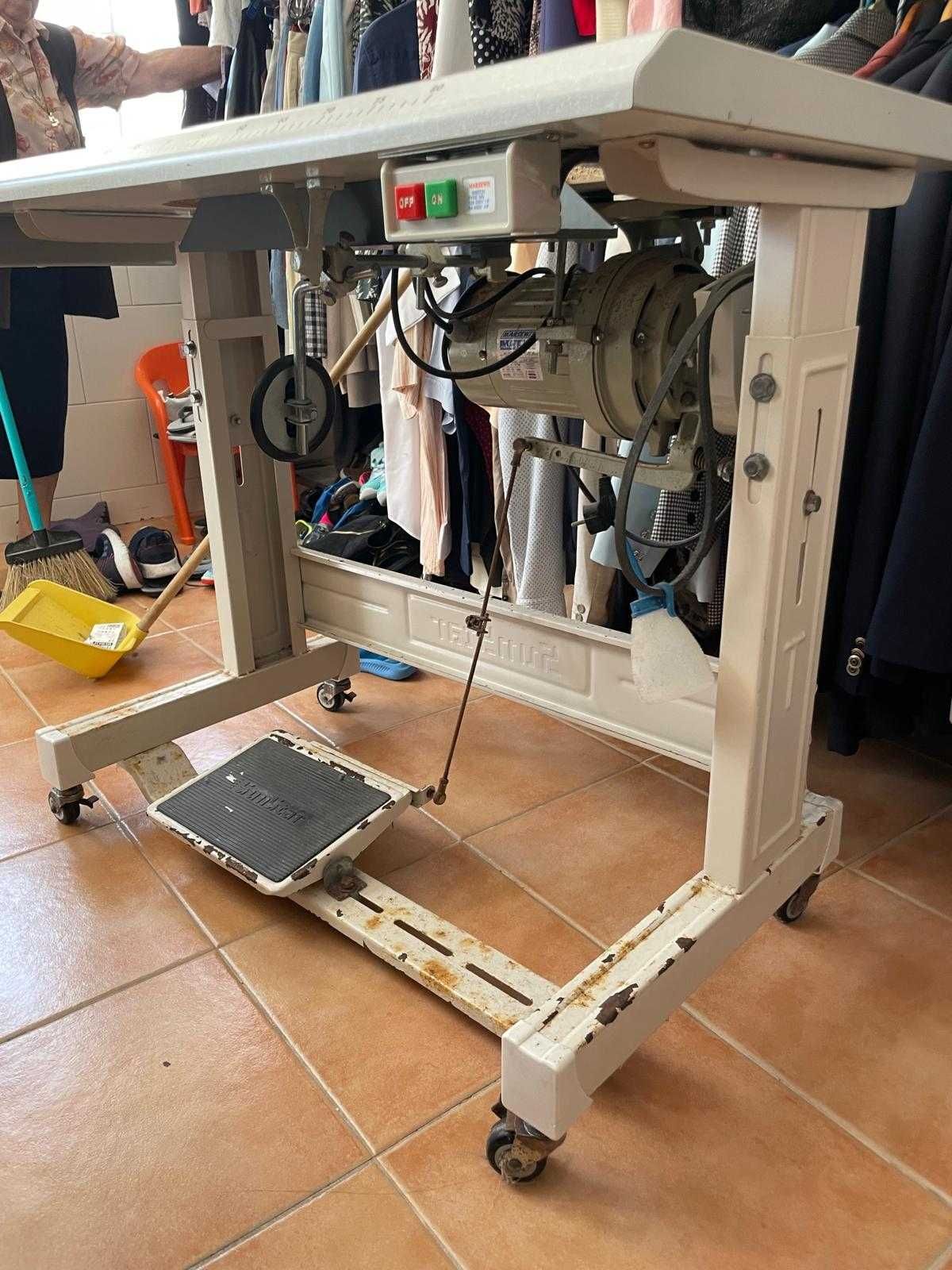 Máquina de costura industrial usada