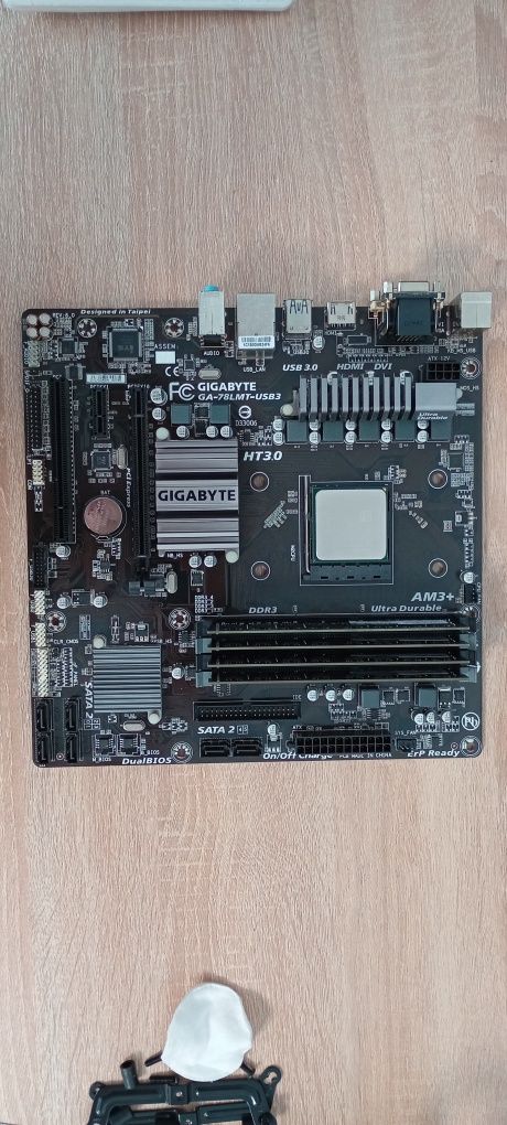 Комплект без кулера. Gigabyte GA-78LMT-USB3