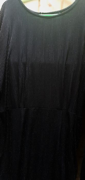 Sukienka z drobnymi zdobieniami