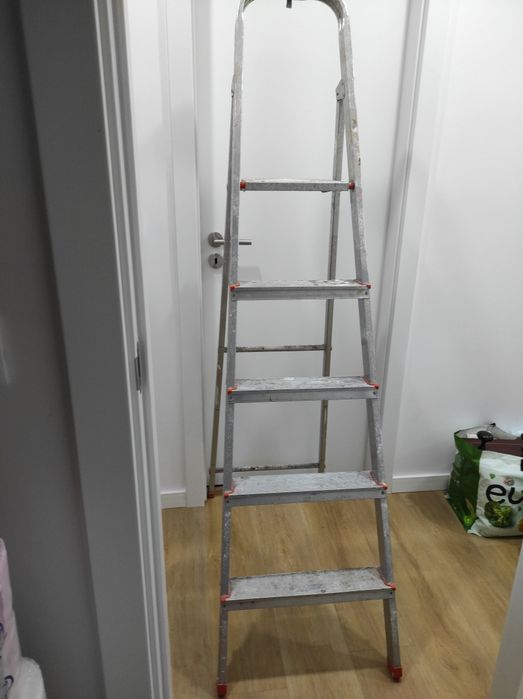 Escadote com 5 degraus em aluminio