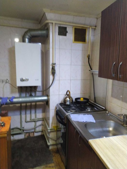 Частина цегляного будинку в затишному районі міста