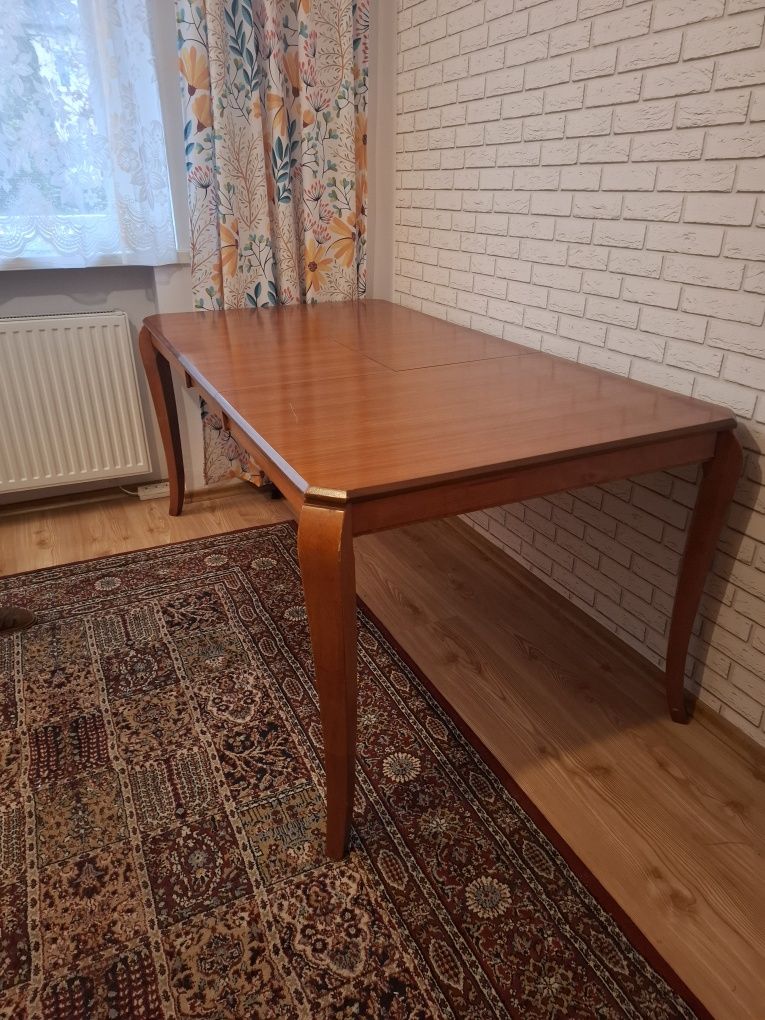 Rozsuwany drewniany stół