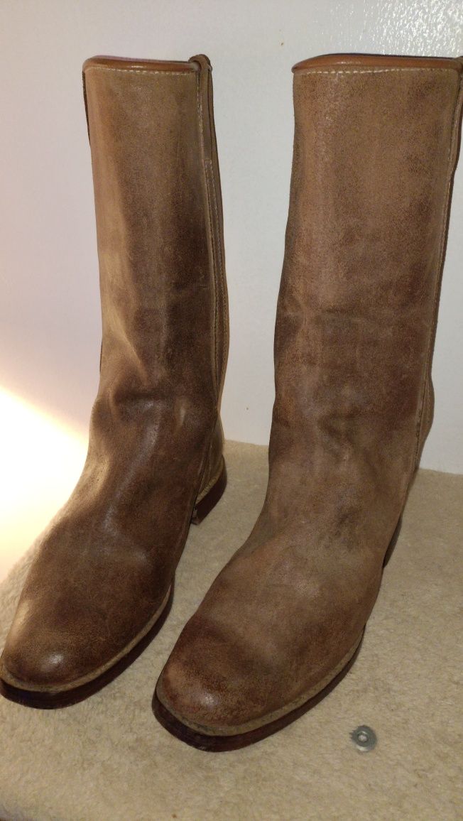 Botas de Cano Alto em Pele com Sola em Couro