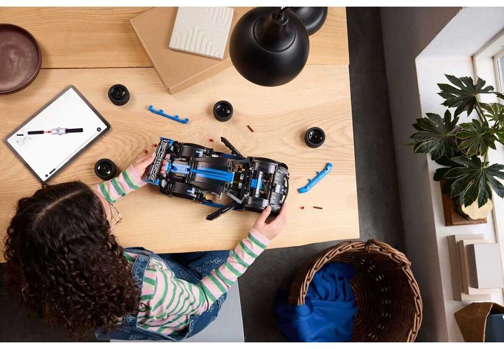 Конструктор LEGO Technic Porsche GT4 e-Performance (42176)