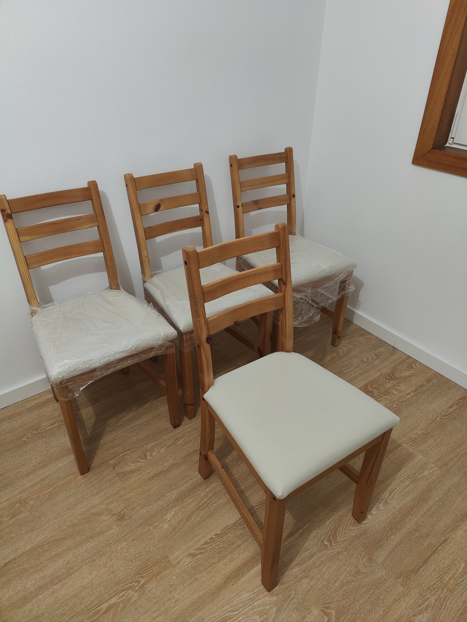 Conjunto de 4 cadeiras de madeira almofadadas