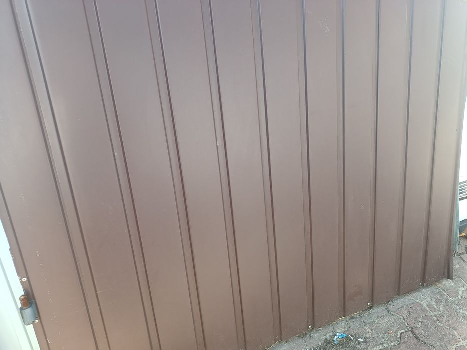 Drzwi garażowe z futryna