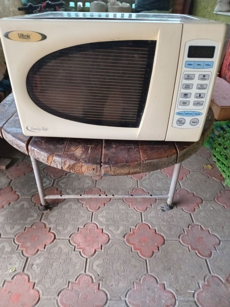 Продам микровалновку витек на запчасти.