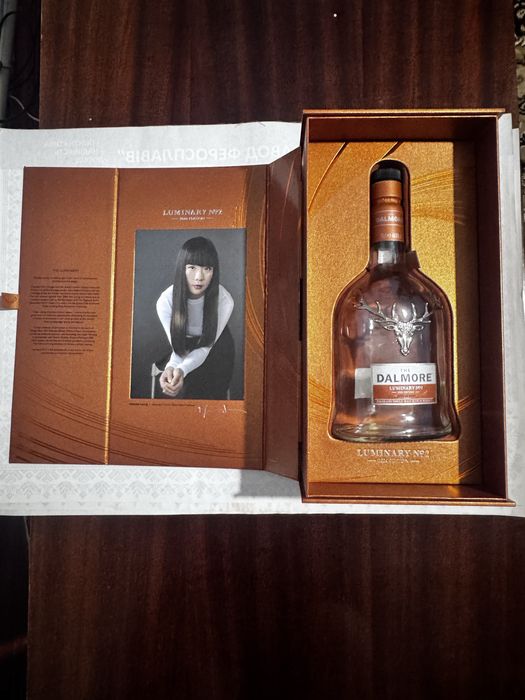 Подарочна коробка і пляшка з віскі DALMORE