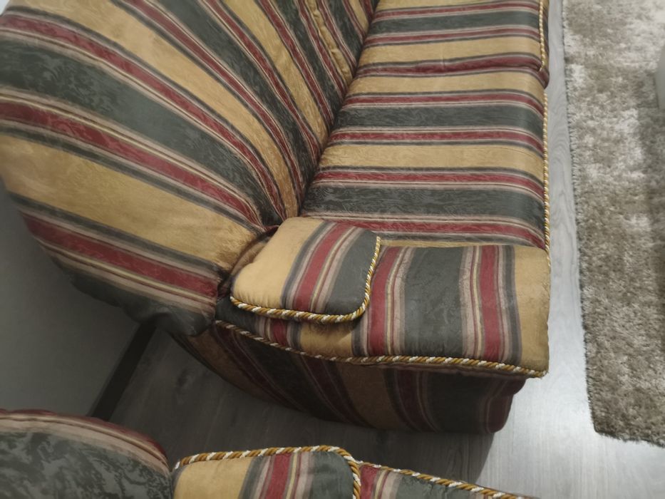 Conjunto de Sofás 2+1+1 – Bom Estado