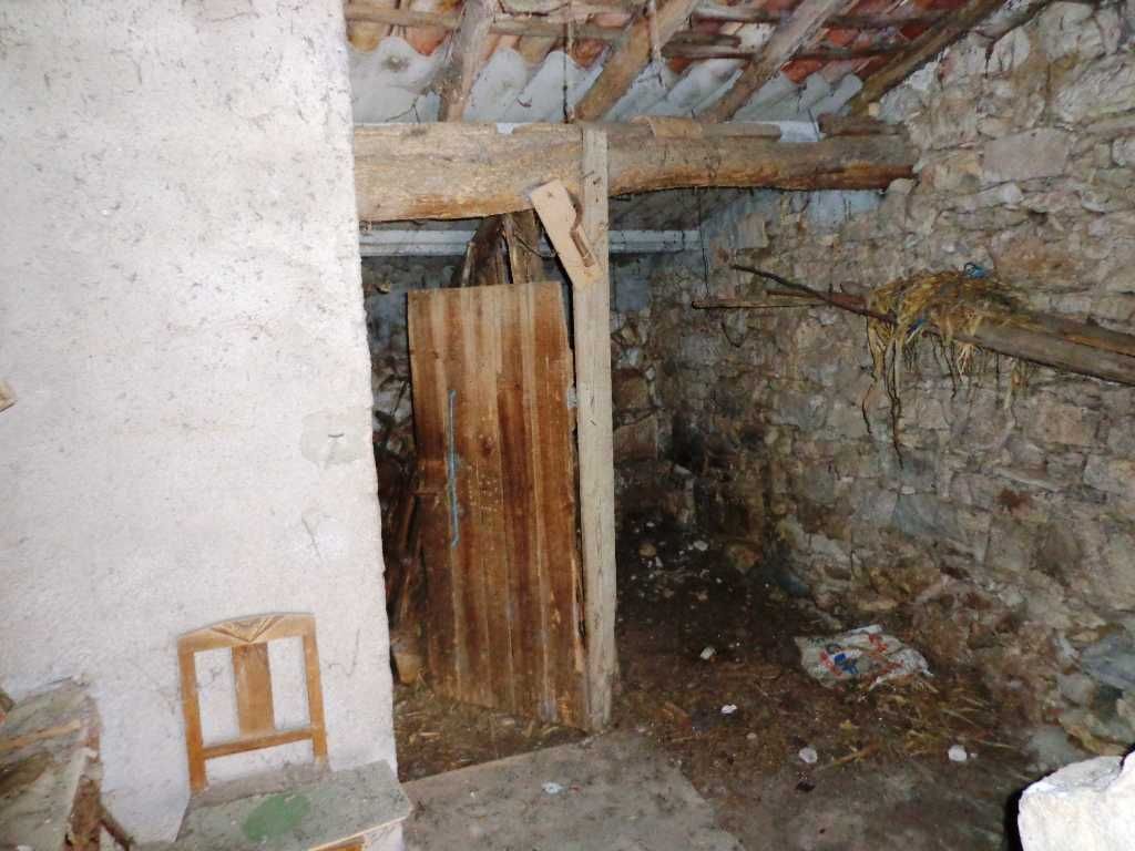 Moradia para restauro e 2 terrenos rústicos em Cernache