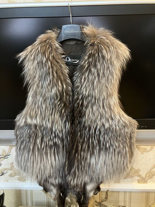 Жилет из натурального меха чернобурки