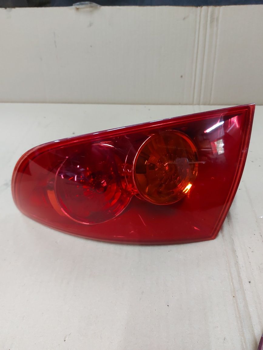 /Mazda 3 lampa prawa lewa tył sedan