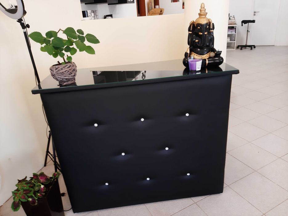 Sofá todo estofado em cinza claro