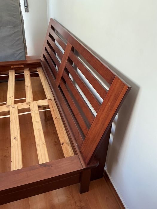 Como nova! Imbatível! Cama de casal em madeira maciça, pesada. Linda!