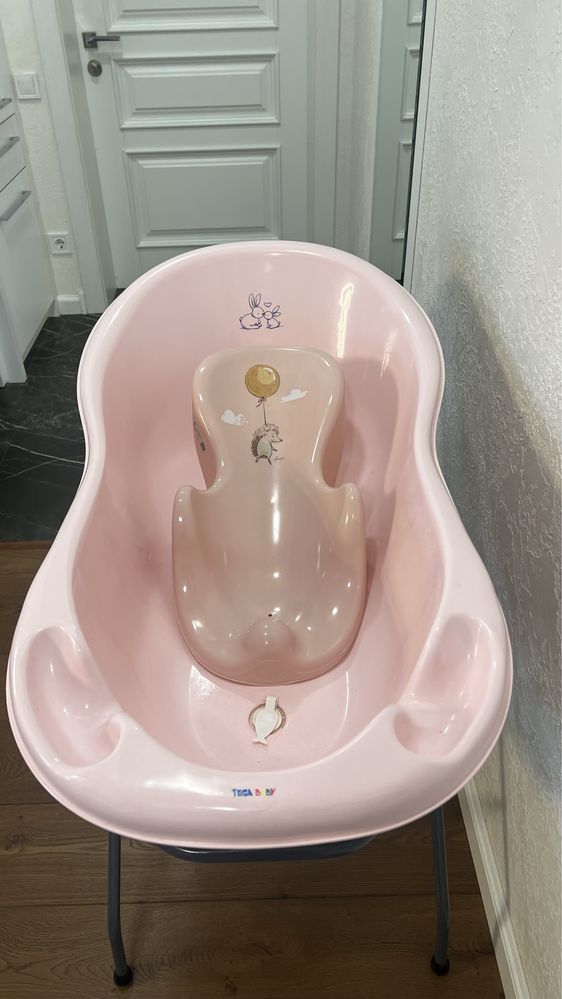 Ванночка Tega baby з підставкою для дитини та отвором для відливу води