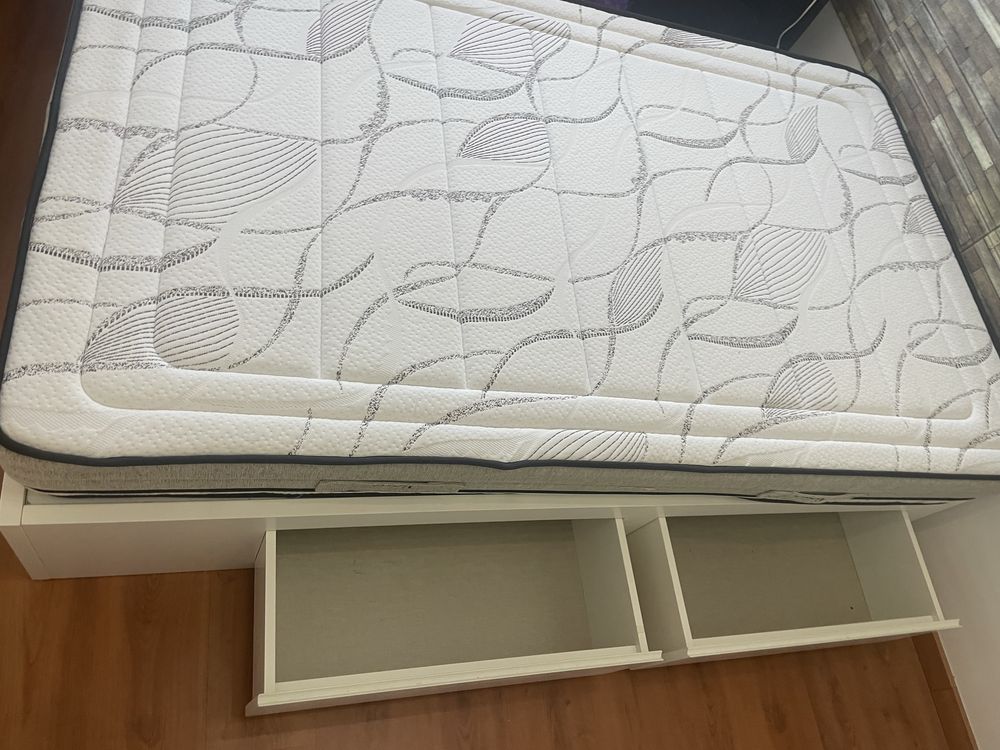 Cama individual branca, em bom estado (80% nova)