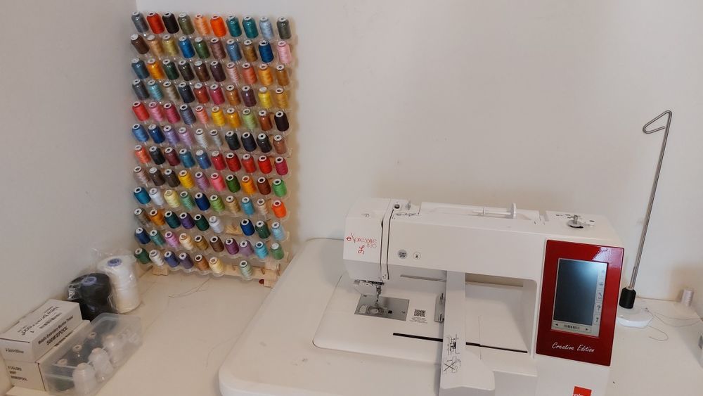 Maquina de Bordar ELNA 830L Creative Edition + Materiais
