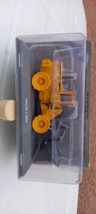 Komatsu,  Liebherr,  Volvo : 8 modelos escala 1/72.