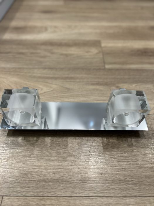 Srebrny kinkiet lustrzany z dwoma małymi kloszami