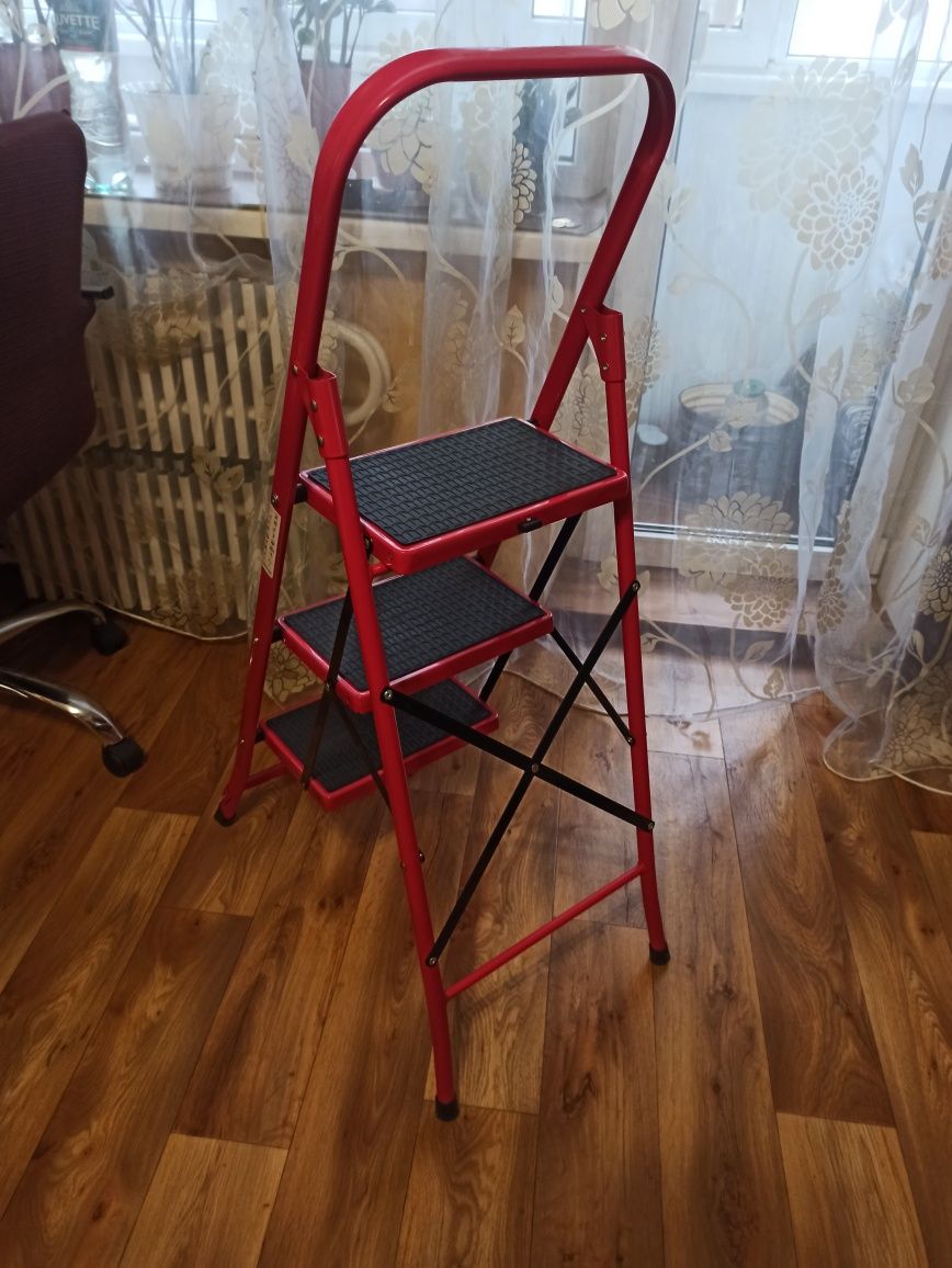 Продам раскладную стремянку.