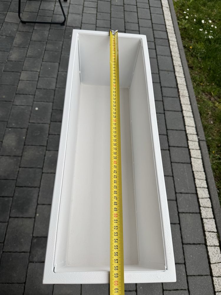 Prostokatny kwietnik metalowy bialy wysokosc 90 cm