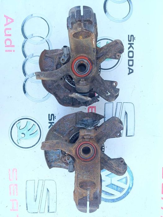 Цапфа поворотний кулак ступиця Golf 4 Bora Octavia Tour Гольф 4 Бора