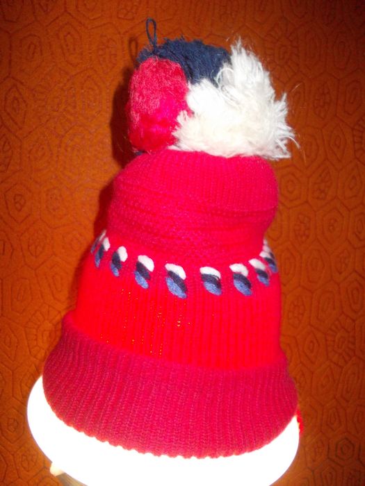Шапка детская на 4-7летс балабоном красная на завязках