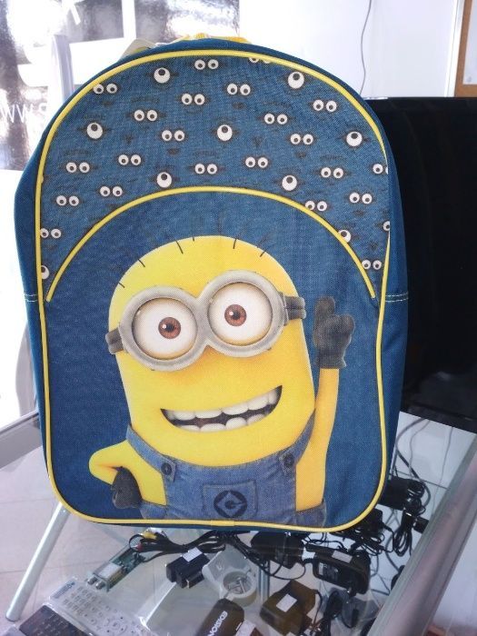 Mochila original dos Minions. Medidas 39x29x11cm