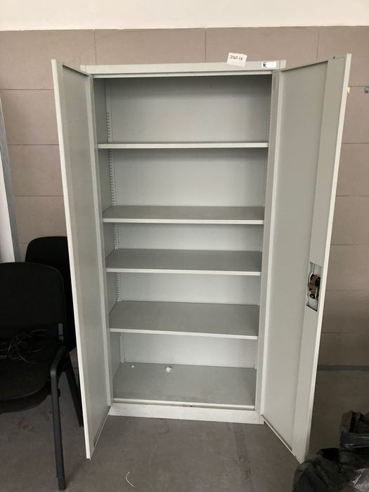 Szafa metalowa do biura lub warsztatu.