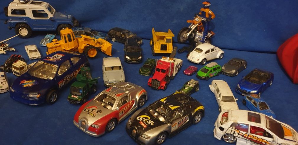 Duży zestaw samochodzików różne hot wheels welly maisto kinsmart