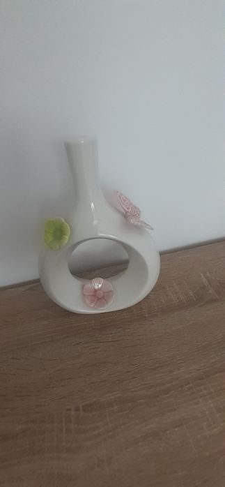 Wazonik  biały  dekoracja