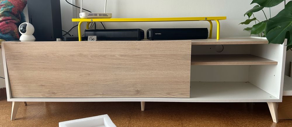 Movel de tv. Branco e beje