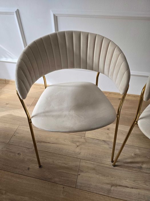 Sprzedam używane 4 krzesła GLAMOUR VELVET BEŻOWE/ ZŁOTE NOGI