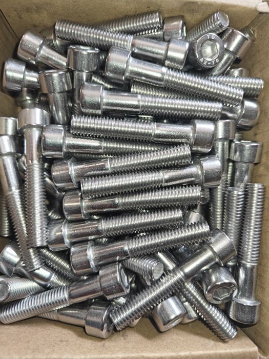 В наявності болт нержавійка м8