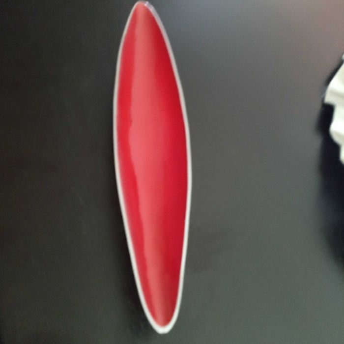 Peça decorativa prateada e vermelho com 65 cm de comprimento