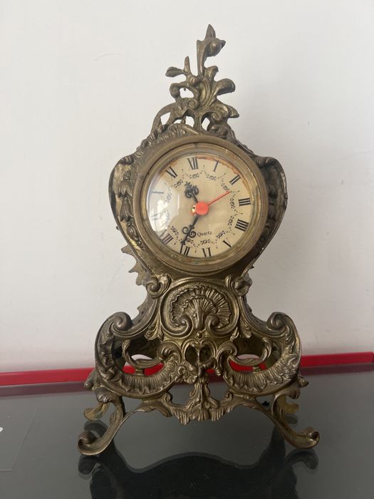 Relógio de latão fundido