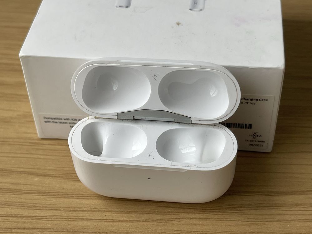 Кейс з під AirPods Pro