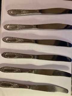 Набор столовых ножей и вилок