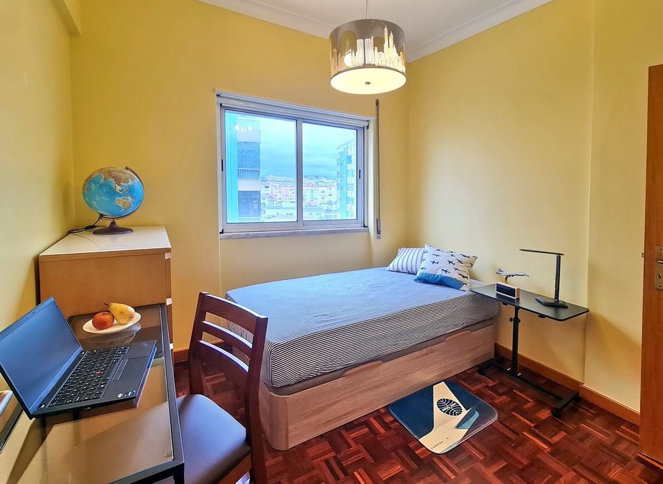 Quarto Almada centro, com WC privativo. Junto ao Metro