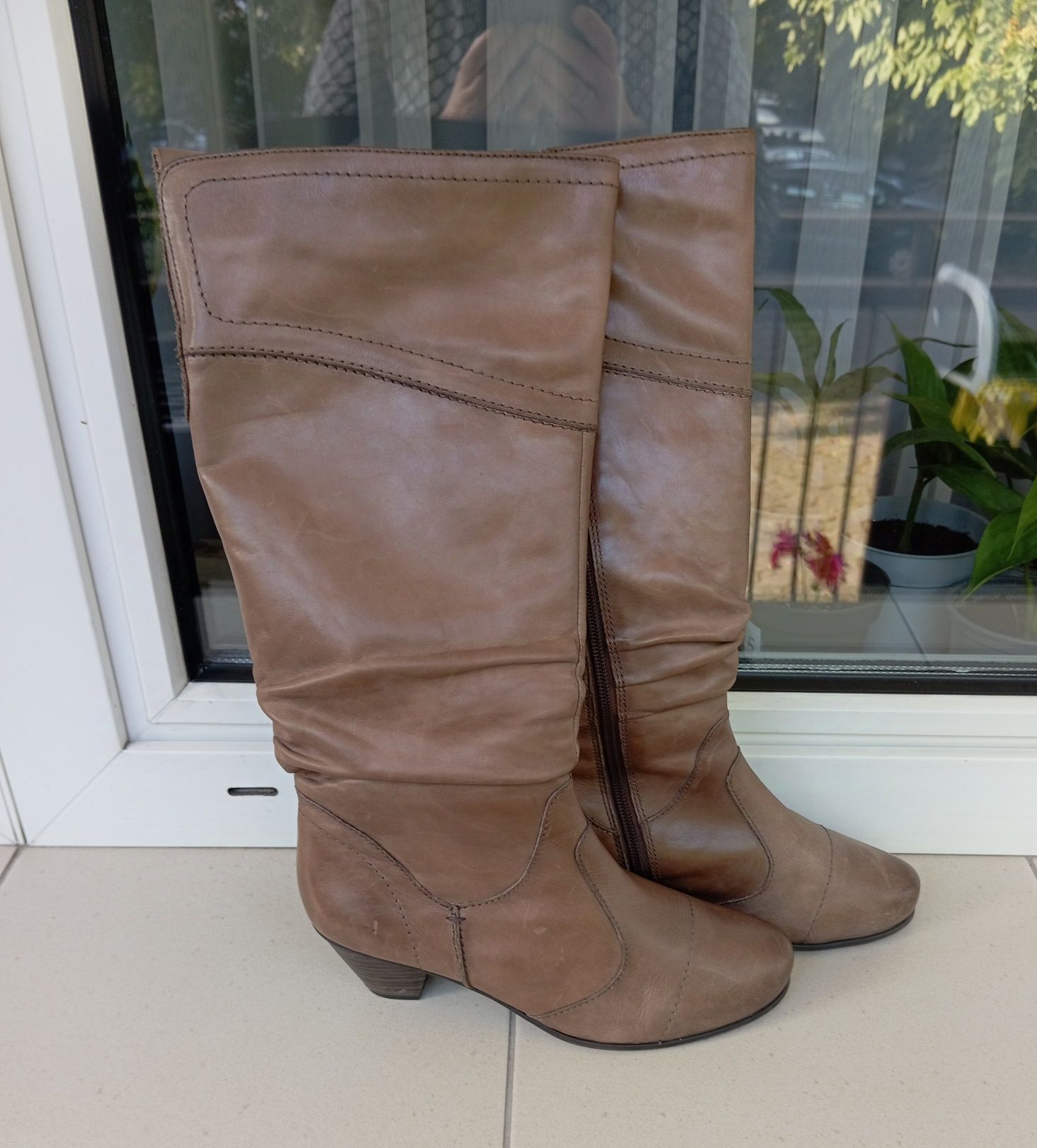 Beżowe skórzane buty kozaki Jana, rozmiar 4,5 (37,5).