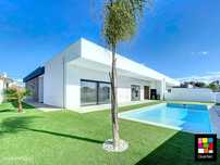 Moradia T4 térrea em Azeitão com piscina